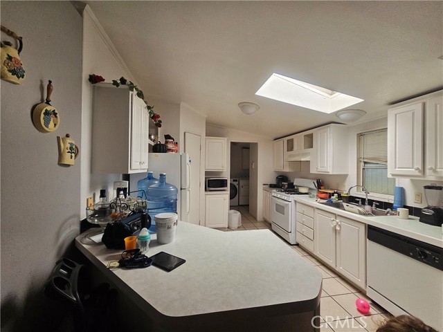 Detail Gallery Image 9 of 24 For 16600 Downey Ave #27,  Paramount,  CA 90723 - 4 Beds | 2 Baths