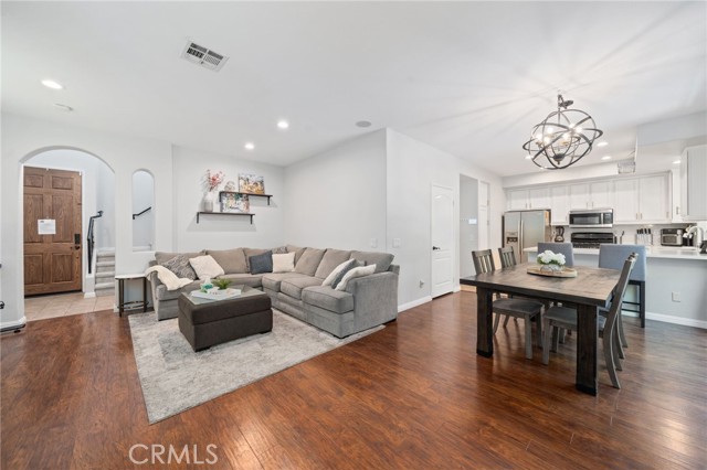 Detail Gallery Image 7 of 35 For 16741 Tim Ln, Van Nuys,  CA 91406 - 4 Beds | 3 Baths