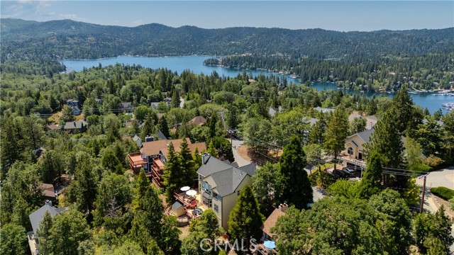1251 Kodiak Drive, Lake Arrowhead CA: https://media.crmls.org/medias/cfb80678-36ff-4267-a372-07ef0ab1053b.jpg
