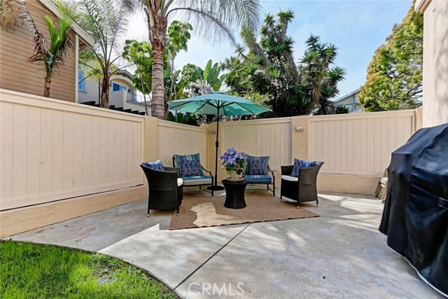 Yard View 5
Perfect for outdoor meals and conversation