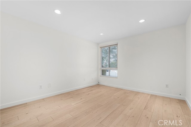 Image 22 of 33 For 5257 Radford Ave  101