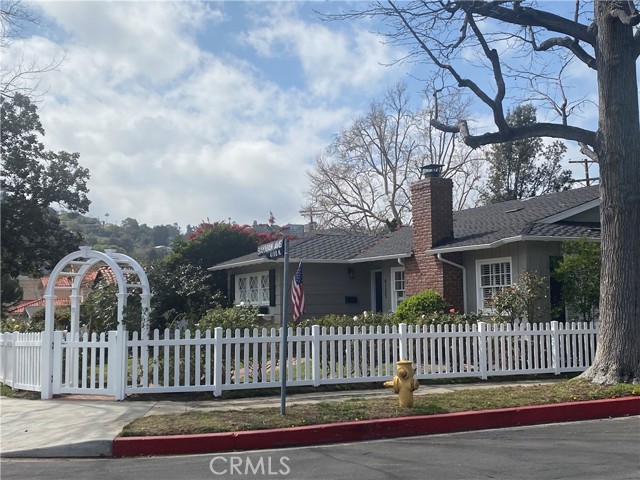 4125 Bakman Avenue, Studio City CA: https://media.crmls.org/medias/cfbde1bd-43a8-42ed-977b-74f92101e62a.jpg