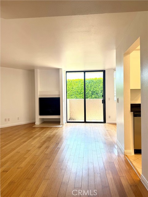 Detail Gallery Image 4 of 23 For 7826 Topanga Canyon, Canoga Park,  CA 91304 - 2 Beds | 2 Baths