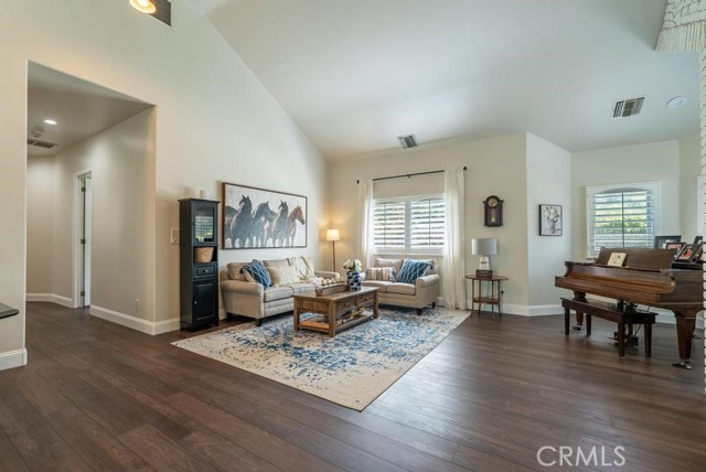 Detail Gallery Image 20 of 74 For 15725 Bronco Dr, Canyon Country,  CA 91387 - 5 Beds | 4/1 Baths