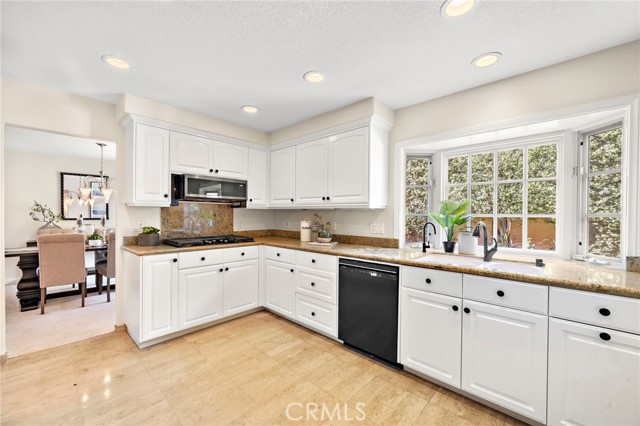 Detail Gallery Image 14 of 67 For 18817 Tomahawk Street, Fountain Valley,  CA 92708 - 5 Beds | 3 Baths