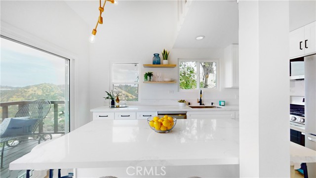496 Crane Boulevard, Los Angeles CA: https://media.crmls.org/medias/cfc88581-f2a2-419d-a13e-c4109334d16a.jpg