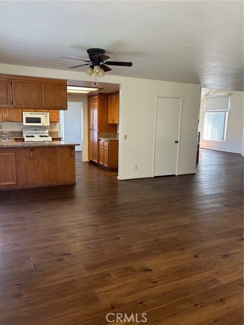 1151 Tori Drive, Hemet CA: https://media.crmls.org/medias/cfcb4637-4c5e-4515-8ab8-8d2cc5648887.jpg