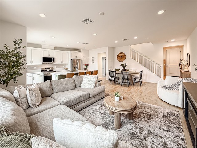 Detail Gallery Image 12 of 73 For 246 San Miguel Island Dr, Camarillo,  CA 93012 - 4 Beds | 2/1 Baths