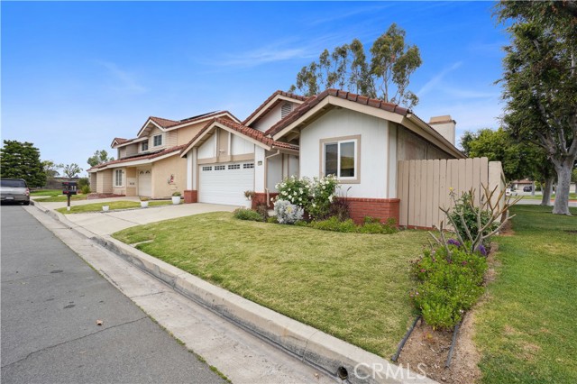 1027 W Rainbow Falls Way, Orange CA: https://media.crmls.org/medias/cfcd9eb5-2387-4039-8a2a-bd2af750e93a.jpg