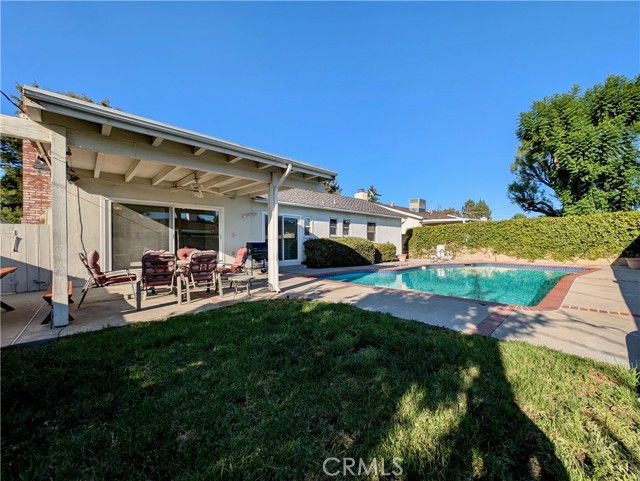 Detail Gallery Image 3 of 26 For 18938 Prairie St, Northridge,  CA 91324 - 4 Beds | 2 Baths