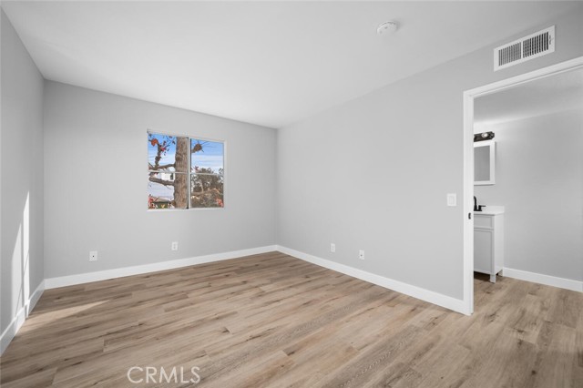 645 Chestnut Avenue, Long Beach CA: https://media.crmls.org/medias/cfcf5d87-c1ee-49a7-afa2-3e7fcc480ba3.jpg
