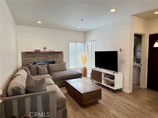 Detail Gallery Image 3 of 24 For 260 Victoria St #D3,  Costa Mesa,  CA 92627 - 2 Beds | 2/1 Baths