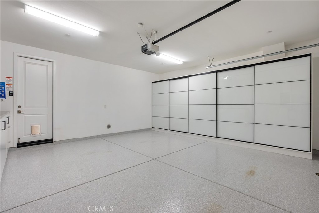 https://media.crmls.org/medias/cfd4e8c0-cf2c-42d0-a00b-e88299d37314.jpg?preset=X-Large