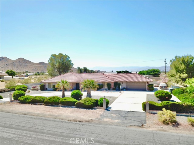 18965 Siskiyou Road, Apple Valley CA: https://media.crmls.org/medias/cfd7ff14-8860-4b38-8fe6-999d0cdf772a.jpg