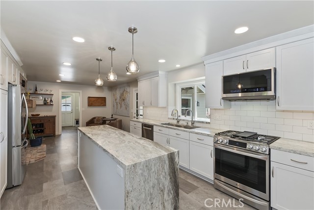 Detail Gallery Image 11 of 54 For 27513 St Bernard Ln, Lake Arrowhead,  CA 92352 - 5 Beds | 3 Baths