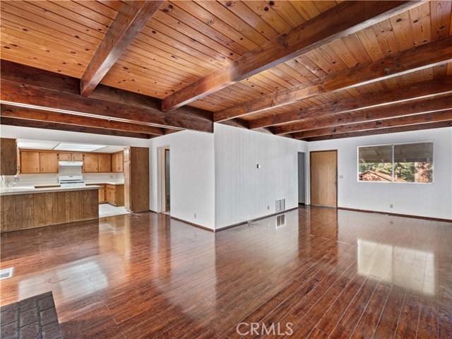 Detail Gallery Image 4 of 39 For 1725 Linnet, Wrightwood,  CA 92397 - 3 Beds | 2 Baths