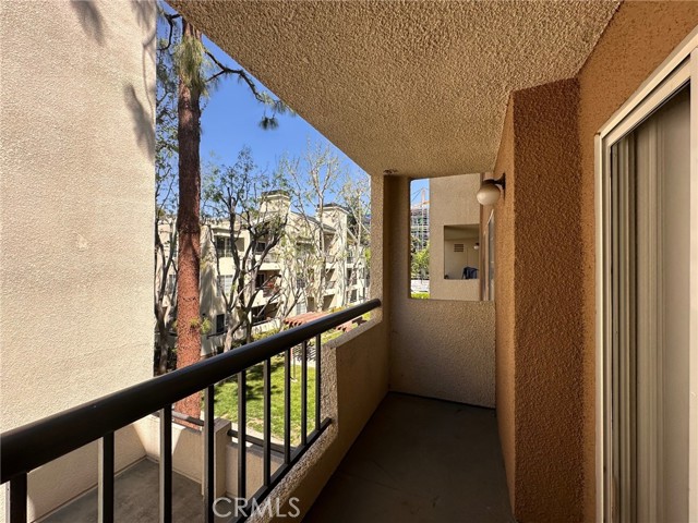 21450 Burbank Boulevard, Woodland Hills CA: https://media.crmls.org/medias/cfe6ffbf-1eba-4f0e-a3c4-52ea87daf55a.jpg