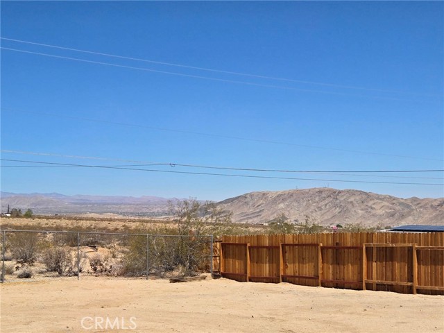 7050 Ivanpah Avenue, 29 Palms CA: https://media.crmls.org/medias/cfecb4b8-3009-4c9c-93b6-070623d3a154.jpg