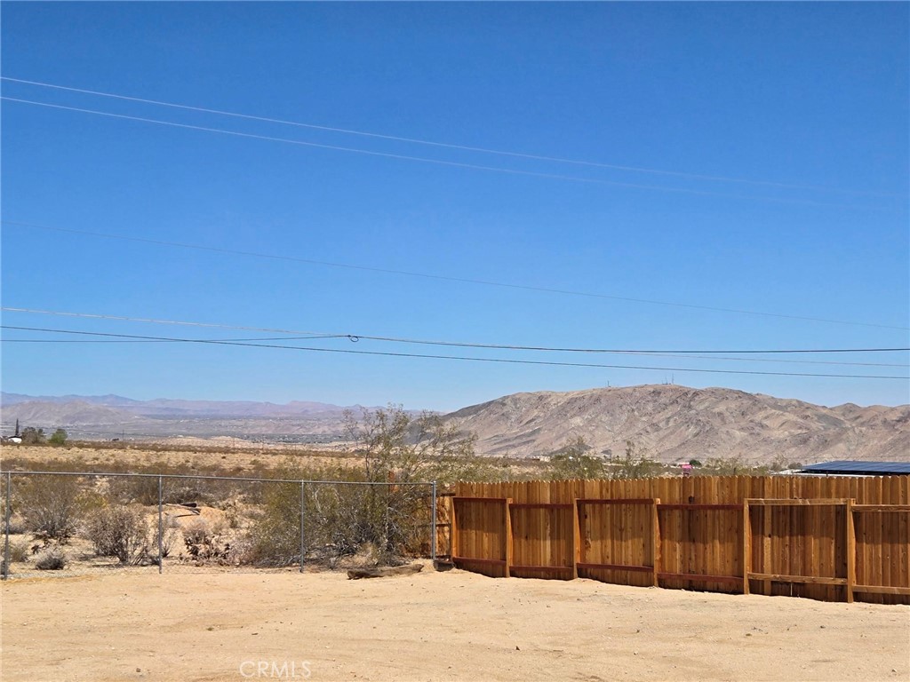 https://media.crmls.org/medias/cfecb4b8-3009-4c9c-93b6-070623d3a154.jpg?preset=X-Large