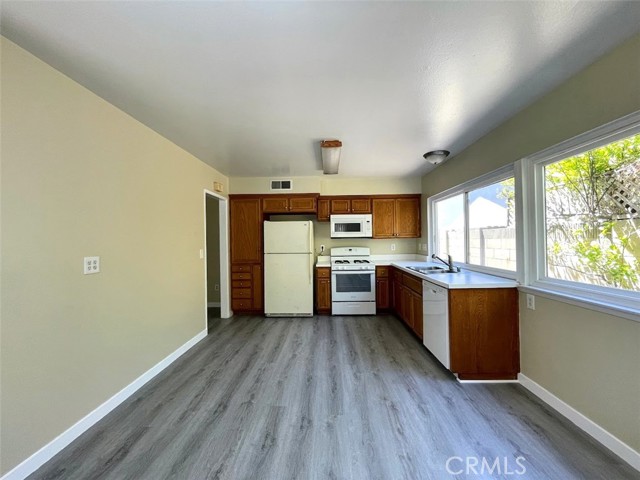 Detail Gallery Image 4 of 17 For 17182 Berlin Lane, Huntington Beach,  CA 92649 - 4 Beds | 2 Baths