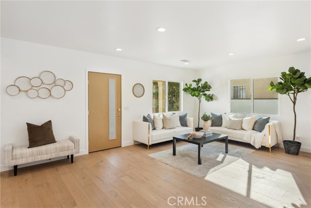 3945 S Norton Avenue, Los Angeles CA: https://media.crmls.org/medias/cff16f56-397e-478d-b88b-13787d3b29cb.jpg