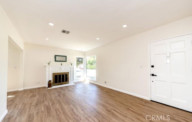 Detail Gallery Image 3 of 21 For 22559 Dolorosa St, Woodland Hills,  CA 91367 - 2 Beds | 2 Baths