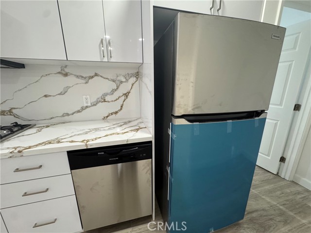 Detail Gallery Image 7 of 10 For 4914 Hesperia, Encino,  CA 91316 - 2 Beds | 2 Baths