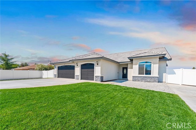 7714 Paisley Avenue, Hesperia CA: https://media.crmls.org/medias/cff77342-75f4-443c-8bb0-ff1f972f39eb.jpg