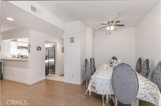 Detail Gallery Image 9 of 22 For 450 W Dryden St #104,  Glendale,  CA 91202 - 2 Beds | 2 Baths