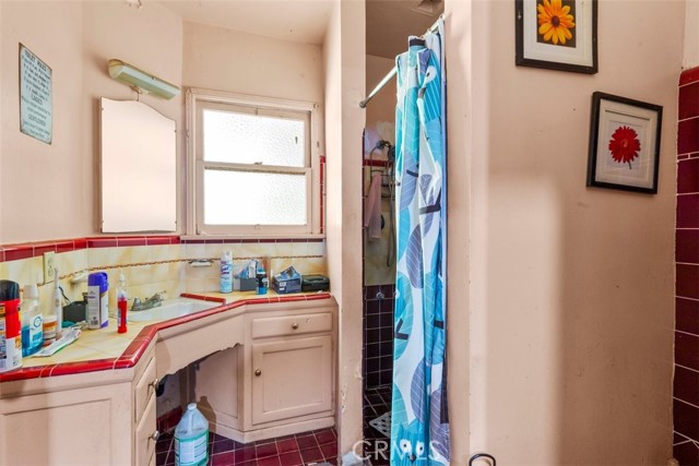 Detail Gallery Image 7 of 20 For 10001 Bowman Ave, South Gate,  CA 90280 - 4 Beds | 2 Baths