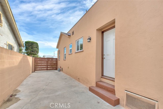 547 W 106th Street, Los Angeles CA: https://media.crmls.org/medias/cff8552d-8e59-4a07-88d5-447364080fa9.jpg