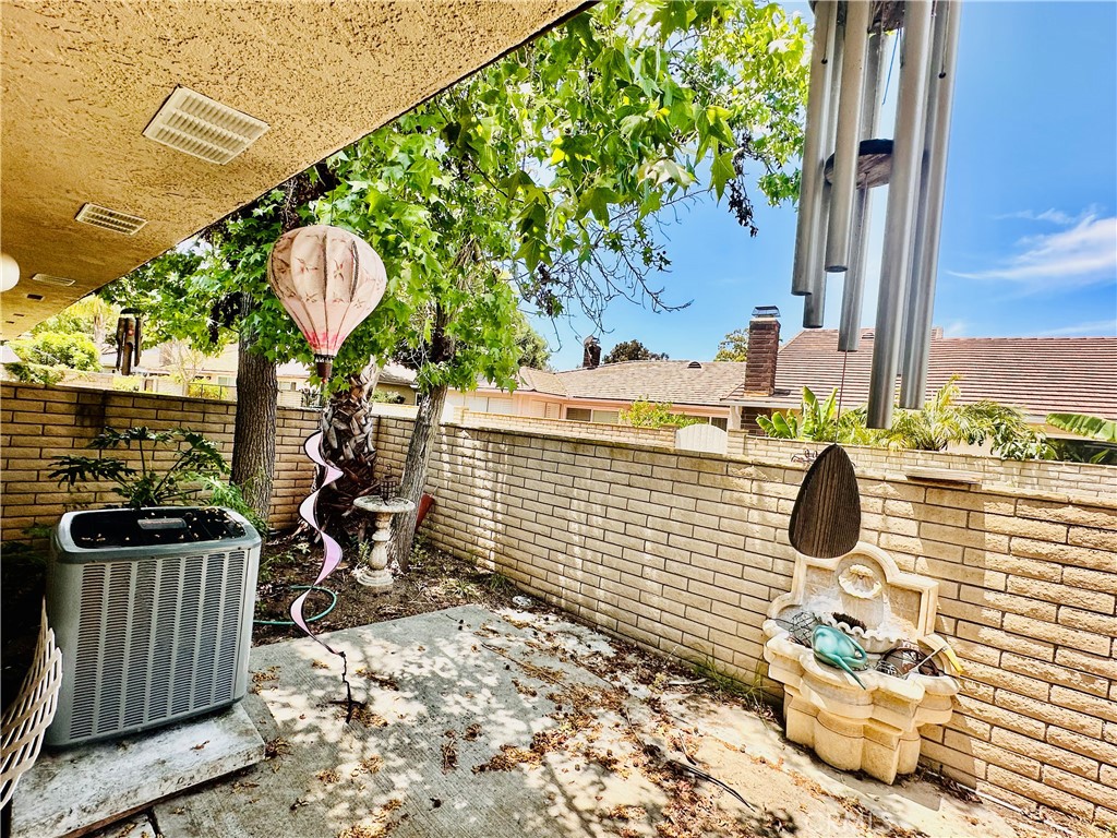 https://media.crmls.org/medias/cff8ddee-f24a-434a-abc3-62ace59c0052.jpg?preset=X-Large