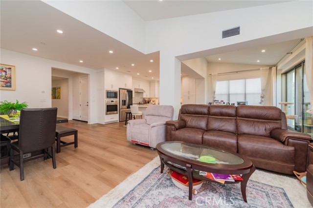 Detail Gallery Image 13 of 34 For 116 Imagination Trl, Irvine,  CA 92620 - 4 Beds | 3/1 Baths