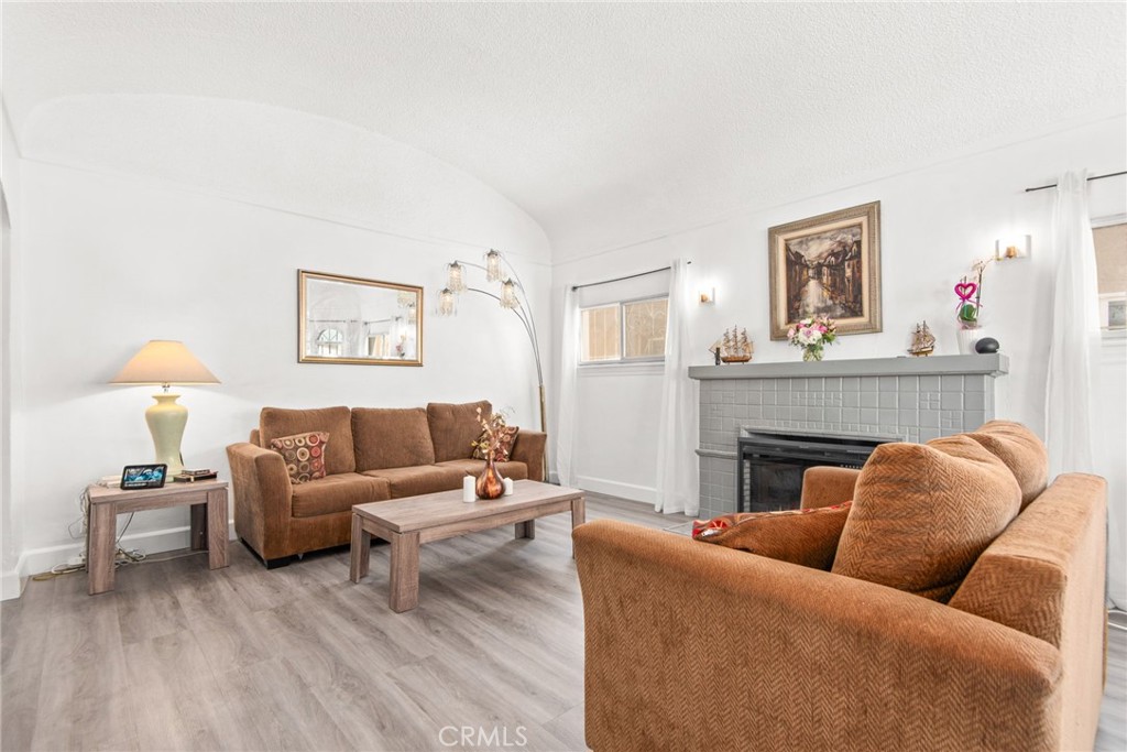 https://media.crmls.org/medias/cffa8f0d-48b7-46c3-8afd-b20a6db59fe9.jpg?preset=X-Large