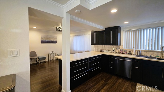 Detail Gallery Image 5 of 31 For 608 Hawthorne St #E,  Glendale,  CA 91204 - 4 Beds | 3/1 Baths