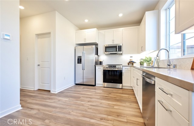 Detail Gallery Image 14 of 55 For 16554 Stone Pine Ln, Fontana,  CA 92336 - 3 Beds | 2/1 Baths