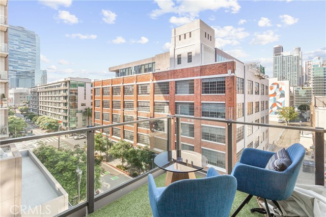 1111 S Grand Avenue, Los Angeles CA: https://media.crmls.org/medias/cffbbe99-23ac-4221-9c95-9eb0717b55cc.jpg