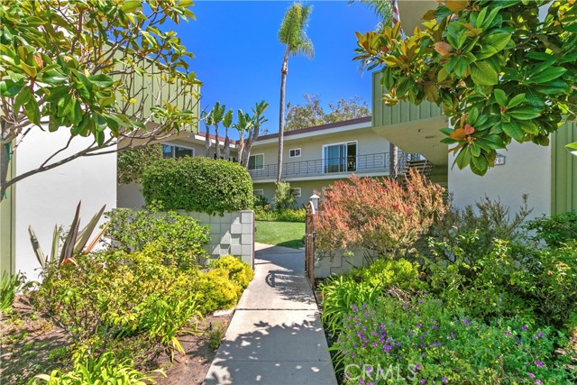 1570 Via Capri, Laguna Beach CA: https://media.crmls.org/medias/d0017f03-6290-4238-bd01-50b20ec1dab0.jpg