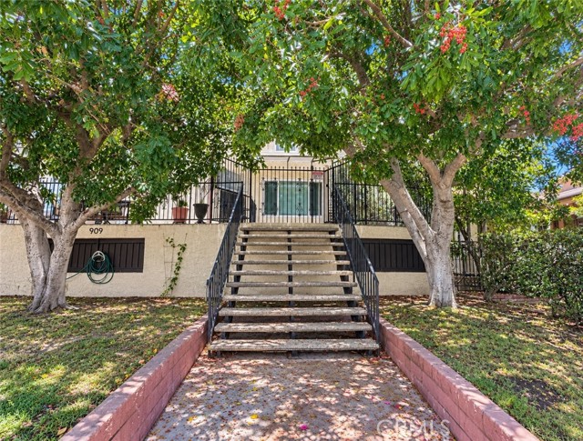 909 East Garfield