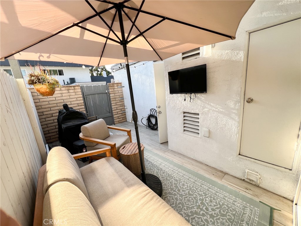 https://media.crmls.org/medias/d001fd05-dda6-4a7f-883e-0777762c3162.jpg?preset=X-Large