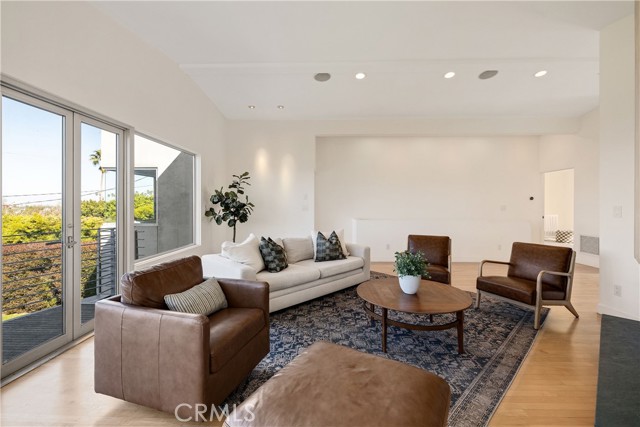 Detail Gallery Image 12 of 39 For 409 Calle Mayor, Redondo Beach,  CA 90277 - 3 Beds | 2/1 Baths