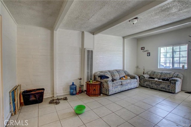 193 W Washburn Avenue, San Jacinto CA: https://media.crmls.org/medias/d00e1e8f-2234-41d9-ab34-9c4ab38b786d.jpg