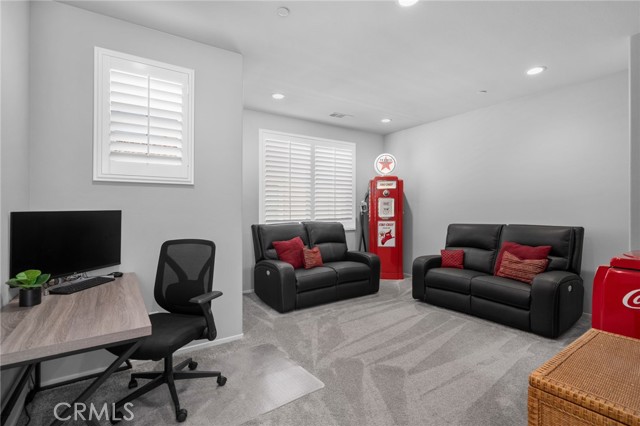 16076 Pesaro Lane, Fontana CA: https://media.crmls.org/medias/d00e9d1d-9b5e-42b7-918d-fb052b3d492b.jpg