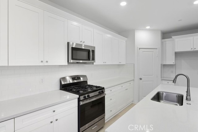 Detail Gallery Image 4 of 26 For 33226 Damask Ln, French Valley,  CA 92596 - 4 Beds | 3 Baths