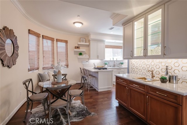 Kitchen Eating Area/Bar