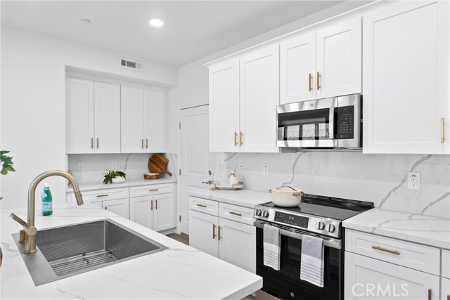 Detail Gallery Image 15 of 61 For 1993 Lyon Ave, Riverside,  CA 92503 - 5 Beds | 3 Baths