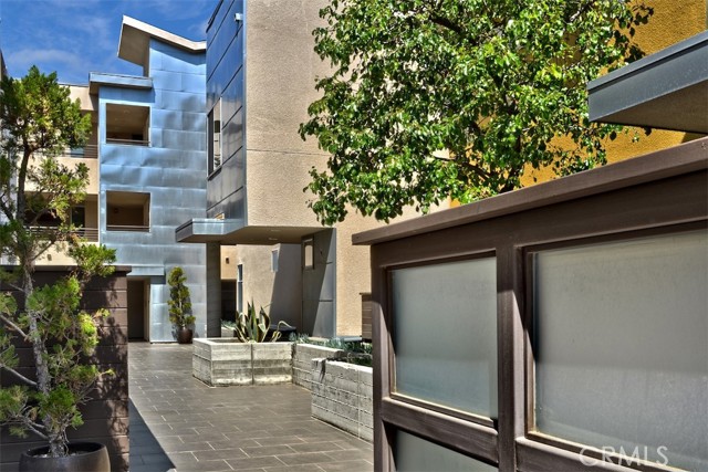 Detail Gallery Image 5 of 31 For 11815 Laurelwood Dr #12,  Studio City,  CA 91604 - 2 Beds | 2/1 Baths