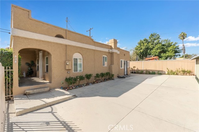 Detail Gallery Image 2 of 11 For 926 E Pine, Santa Ana,  CA 92701 - 6 Beds | 2 Baths