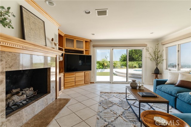 4935 Calvin Avenue, Tarzana CA: https://media.crmls.org/medias/d023329a-4bf2-4caf-b6e6-280e9fb270ff.jpg