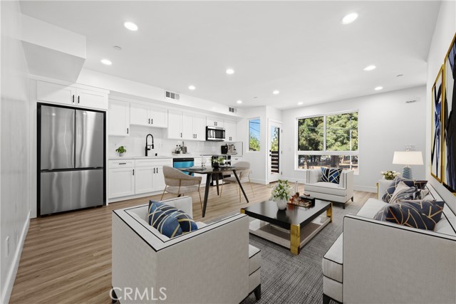 6704 1/2 Kester Avenue, Van Nuys CA: https://media.crmls.org/medias/d023fd02-669d-4b8b-b2e3-0aa98b99b68f.jpg